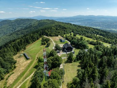 Beskid Yaz Dağları Panoraması. Beskids, Bielsko Biala, Magurka Wilkowicka 'daki yeşil ormanların çarpıcı hava aracı görüntüsü. Magurka Wilkowicka 'daki Barınak.