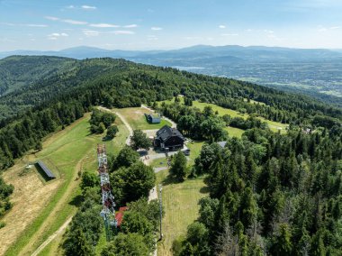 Beskid Yaz Dağları Panoraması. Beskids, Bielsko Biala, Magurka Wilkowicka 'daki yeşil ormanların çarpıcı hava aracı görüntüsü. Magurka Wilkowicka 'daki Barınak.