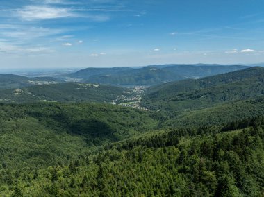 Beskid Yaz Dağları Panoraması. Beskids, Bielsko Biala, Magurka Wilkowicka 'daki yeşil ormanların çarpıcı hava aracı görüntüsü. Magurka Wilkowicka 'daki Barınak.