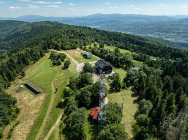Beskid Yaz Dağları Panoraması. Beskids, Bielsko Biala, Magurka Wilkowicka 'daki yeşil ormanların çarpıcı hava aracı görüntüsü. Magurka Wilkowicka 'daki Barınak.