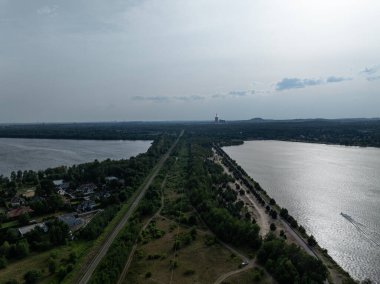 Polonya 'daki Pogoria Gölü' nün insansız hava aracı görüntüsü. Göller demiryolu rayları ve bir bisiklet yolu ile bölünmüş. Dabrowa Gornicza 'daki Pogoria Gölü, Polonya.