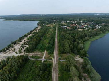 Polonya 'daki Pogoria Gölü' nün insansız hava aracı görüntüsü. Göller demiryolu rayları ve bir bisiklet yolu ile bölünmüş. Dabrowa Gornicza 'daki Pogoria Gölü, Polonya.