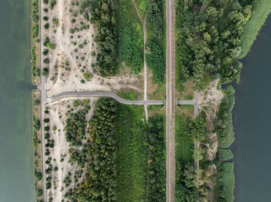 Polonya 'daki Pogoria Gölü' nün insansız hava aracı görüntüsü. Göller demiryolu rayları ve bir bisiklet yolu ile bölünmüş. Dabrowa Gornicza 'daki Pogoria Gölü, Polonya.
