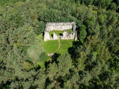 Yazın Smolen Havacılık. Polonya 'daki ortaçağ kraliyet kalesinin kalıntıları. Smolen, Polonya. Polonya 'nın Jurassic Highland kayasındaki ortaçağ kraliyet kalesinin kalıntıları.. 
