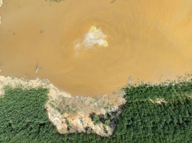 Polonya 'nın Olkusz kentindeki Pomorzany madeninde meydana gelen hasar sonucu su altında kalan bir göl bölgesi. Sel basmış kum çukurunun hava aracı görüntüsü. Orman bir göle battı. Temiz suyu olan batık bir kum havuzu. 