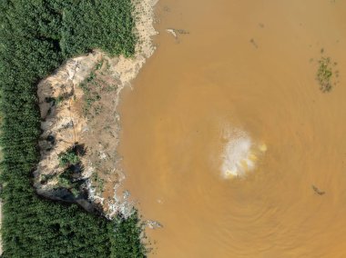 Polonya 'nın Olkusz kentindeki Pomorzany madeninde meydana gelen hasar sonucu su altında kalan bir göl bölgesi. Sel basmış kum çukurunun hava aracı görüntüsü. Orman bir göle battı. Temiz suyu olan batık bir kum havuzu. 