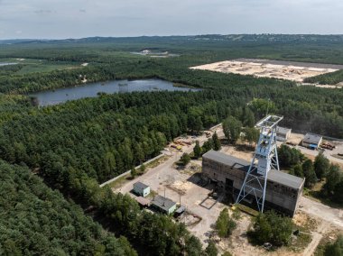 Temiz su birikintisi. Göl Bölgesi, Olkusz 'daki Pomorzany madeni, PolandAerial drone su basmış kum kuyusu görüntüsü nedeniyle su altında kalan çukur. Orman bir göle battı.. 