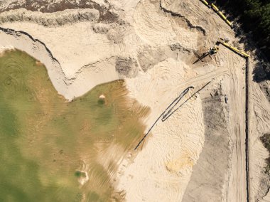 Orman bir göle battı. Polonya 'nın Klucze şehrinde kristal berrak su birikintisi. Sel basmış kum çukurunun hava aracı görüntüsü. Sel basmış bir kum çukurundan sonra yapay bir göl.. 