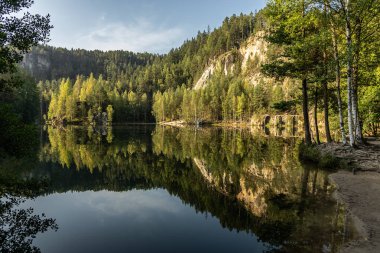 Adrspach Teplice Ulusal Parkı yıkılıyor. Merkez Sudetlerdeki Adrspach Teplice Kayalıkları Tepe Dağları Masa Dağları 'nın bir kısmını oluşturur. Çek Cumhuriyeti, Adrspach 'taki güzel kireçtaşı kumtaşları kayalar. 