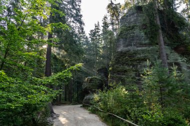 Adrspach Teplice Ulusal Parkı yıkılıyor. Merkez Sudetlerdeki Adrspach Teplice Kayalıkları Tepe Dağları Masa Dağları 'nın bir kısmını oluşturur. Çek Cumhuriyeti, Adrspach 'taki güzel kireçtaşı kumtaşları kayalar. 