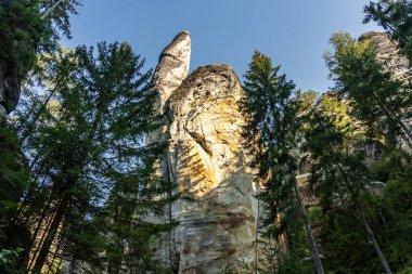 Adrspach Teplice Ulusal Parkı yıkılıyor. Merkez Sudetlerdeki Adrspach Teplice Kayalıkları Tepe Dağları Masa Dağları 'nın bir kısmını oluşturur. Çek Cumhuriyeti, Adrspach 'taki güzel kireçtaşı kumtaşları kayalar. 