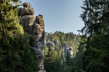 Adrspach Teplice Ulusal Parkı yıkılıyor. Merkez Sudetlerdeki Adrspach Teplice Kayalıkları Tepe Dağları Masa Dağları 'nın bir kısmını oluşturur. Çek Cumhuriyeti, Adrspach 'taki güzel kireçtaşı kumtaşları kayalar. 