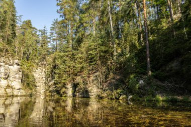 Adrspach Teplice Ulusal Parkı yıkılıyor. Merkez Sudetlerdeki Adrspach Teplice Kayalıkları Tepe Dağları Masa Dağları 'nın bir kısmını oluşturur. Çek Cumhuriyeti, Adrspach 'taki güzel kireçtaşı kumtaşları kayalar. 