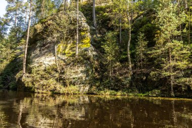 Adrspach Teplice Ulusal Parkı yıkılıyor. Merkez Sudetlerdeki Adrspach Teplice Kayalıkları Tepe Dağları Masa Dağları 'nın bir kısmını oluşturur. Çek Cumhuriyeti, Adrspach 'taki güzel kireçtaşı kumtaşları kayalar. 