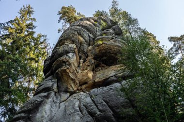 Adrspach Teplice Ulusal Parkı yıkılıyor. Merkez Sudetlerdeki Adrspach Teplice Kayalıkları Tepe Dağları Masa Dağları 'nın bir kısmını oluşturur. Çek Cumhuriyeti, Adrspach 'taki güzel kireçtaşı kumtaşları kayalar. 