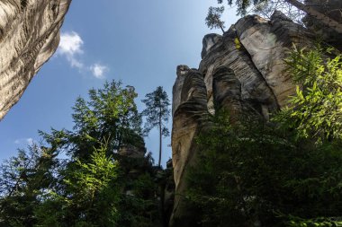 Adrspach Teplice Ulusal Parkı yıkılıyor. Merkez Sudetlerdeki Adrspach Teplice Kayalıkları Tepe Dağları Masa Dağları 'nın bir kısmını oluşturur. Çek Cumhuriyeti, Adrspach 'taki güzel kireçtaşı kumtaşları kayalar. 