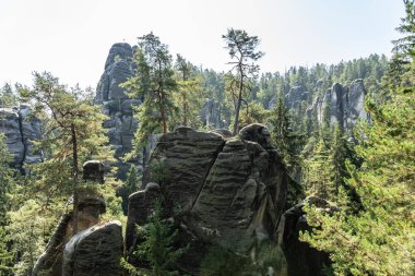 Adrspach Teplice Ulusal Parkı yıkılıyor. Merkez Sudetlerdeki Adrspach Teplice Kayalıkları Tepe Dağları Masa Dağları 'nın bir kısmını oluşturur. Çek Cumhuriyeti, Adrspach 'taki güzel kireçtaşı kumtaşları kayalar. 
