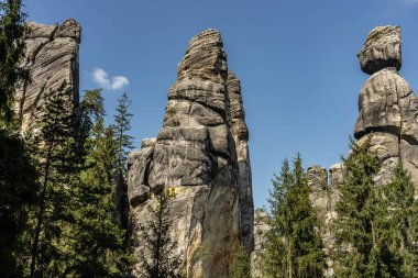 Adrspach Teplice Ulusal Parkı yıkılıyor. Merkez Sudetlerdeki Adrspach Teplice Kayalıkları Tepe Dağları Masa Dağları 'nın bir kısmını oluşturur. Çek Cumhuriyeti, Adrspach 'taki güzel kireçtaşı kumtaşları kayalar. 