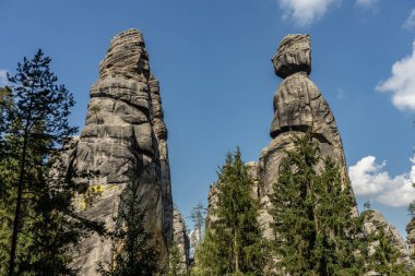 Adrspach Teplice Ulusal Parkı yıkılıyor. Merkez Sudetlerdeki Adrspach Teplice Kayalıkları Tepe Dağları Masa Dağları 'nın bir kısmını oluşturur. Çek Cumhuriyeti, Adrspach 'taki güzel kireçtaşı kumtaşları kayalar. 