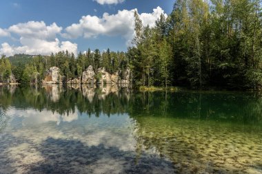 Adrspach Teplice Ulusal Parkı yıkılıyor. Merkez Sudetlerdeki Adrspach Teplice Kayalıkları Tepe Dağları Masa Dağları 'nın bir kısmını oluşturur. Çek Cumhuriyeti, Adrspach 'taki güzel kireçtaşı kumtaşları kayalar. 