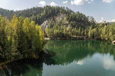 Adrspach Teplice Ulusal Parkı yıkılıyor. Merkez Sudetlerdeki Adrspach Teplice Kayalıkları Tepe Dağları Masa Dağları 'nın bir kısmını oluşturur. Çek Cumhuriyeti, Adrspach 'taki güzel kireçtaşı kumtaşları kayalar. 