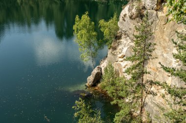Adrspach Teplice Ulusal Parkı yıkılıyor. Merkez Sudetlerdeki Adrspach Teplice Kayalıkları Tepe Dağları Masa Dağları 'nın bir kısmını oluşturur. Çek Cumhuriyeti, Adrspach 'taki güzel kireçtaşı kumtaşları kayalar. 