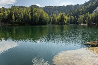 Adrspach Teplice Ulusal Parkı yıkılıyor. Merkez Sudetlerdeki Adrspach Teplice Kayalıkları Tepe Dağları Masa Dağları 'nın bir kısmını oluşturur. Çek Cumhuriyeti, Adrspach 'taki güzel kireçtaşı kumtaşları kayalar. 