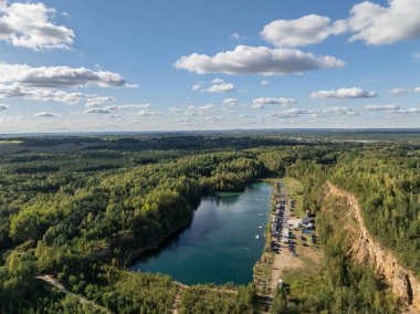 Quarry Turquiose Gölü renginin hava aracı fotoğrafı, Park Grodek, Jaworzno 'da açık maden ocağı. Polonya. Turkuaz Su ve Tahta Köprü. Polonyalı Maldivler, İHA 'dan Jaworzno' daki Grodek Parkı.