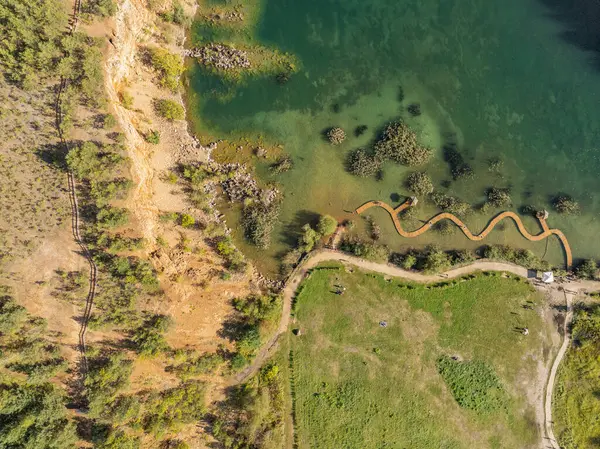 Quarry Turquiose Gölü renginin hava aracı fotoğrafı, Park Grodek, Jaworzno 'da açık maden ocağı. Polonya. Turkuaz Su ve Tahta Köprü. Polonyalı Maldivler, İHA 'dan Jaworzno' daki Grodek Parkı.