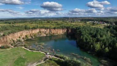 Polonyalı Maldivler Park Grodek Jaworzno 'da İHA' dan. Quarry Turquiose Gölü renginin hava aracı fotoğrafı, Park Grodek, Jaworzno 'da açık maden ocağı. Polonya. Turkuaz Su ve Tahta Köprü.