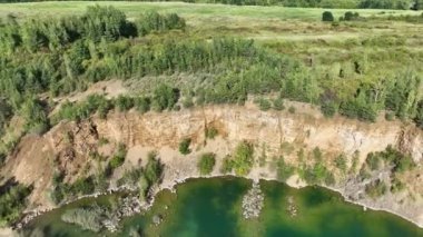 Polonyalı Maldivler Park Grodek Jaworzno 'da İHA' dan. Quarry Turquiose Gölü renginin hava aracı fotoğrafı, Park Grodek, Jaworzno 'da açık maden ocağı. Polonya. Turkuaz Su ve Tahta Köprü.