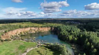 Polonyalı Maldivler Park Grodek Jaworzno 'da İHA' dan. Quarry Turquiose Gölü renginin hava aracı fotoğrafı, Park Grodek, Jaworzno 'da açık maden ocağı. Polonya. Turkuaz Su ve Tahta Köprü.