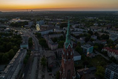 Geceleri kuş bakışı bir drondan renkli dönme dolap. Şehir merkezinde büyük renkli dönme dolap. Dabrowa Gornicza Polonya şehir merkezinde dönen Renkli Dönme Dönme dolabının hava aracı görüntüsü