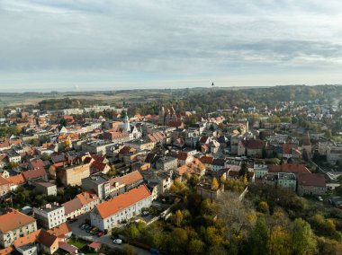 Pazar meydanı ve Poland.Ziebice köyündeki küçük bir kasaba, Aşağı Silezya Voyvoda 'da, Zabkowice bölgesinde bir kentsel-kırsal komün. Ziebice köyünün insansız hava aracı görüntüsü