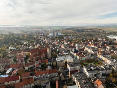 Pazar meydanı ve Poland.Ziebice köyündeki küçük bir kasaba, Aşağı Silezya Voyvoda 'da, Zabkowice bölgesinde bir kentsel-kırsal komün. Ziebice köyünün insansız hava aracı görüntüsü