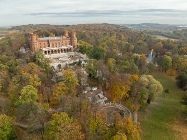  Marianna Oranska Sarayı, Kamieniec Zabkowicki 'deki sarayın Poland.Aerial görüntüsü, Aşağı Silezya Voyvoda yer alan Kamieniec Zabkowicki şehrindeki tarihi neo-gotik saray..