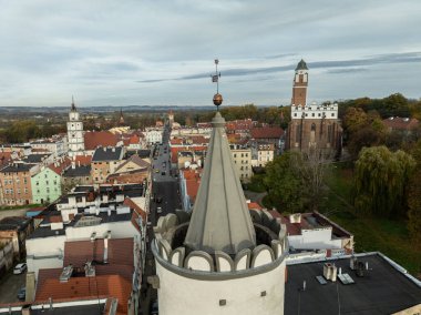 Paczkow 'un hava aracı görüntüsü. Paczkow kentsel-kırsal komünü Nysa 'da, Opole eyaletinde bir şehir. Paczkow şehri ve Paczkowski rezervuarının panoraması bir insansız hava aracının uçuşundan. 