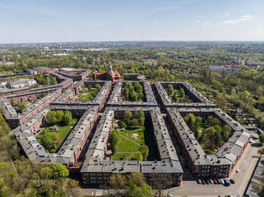 Tarihi Nikiszowiec Bölgesi Hava Aracı Görüntüsü. Nikiszowiec Malikanesi 'nin hava aracı görüntüsü. Katowice 'deki İkonik Kırmızı Tuğla Mimarisi ve Eşsiz Madencilik Yerleşimi Nefes Kesen Manzarası