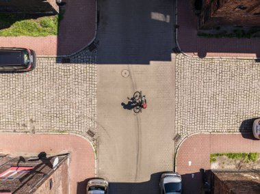 Tarihi Nikiszowiec Bölgesi Hava Aracı Görüntüsü. Nikiszowiec Malikanesi 'nin hava aracı görüntüsü. Katowice 'deki İkonik Kırmızı Tuğla Mimarisi ve Eşsiz Madencilik Yerleşimi Nefes Kesen Manzarası