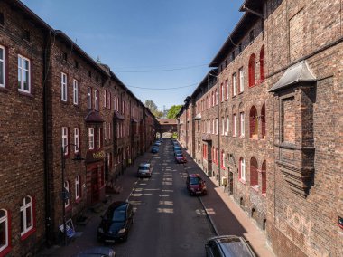 Tarihi Nikiszowiec Bölgesi Hava Aracı Görüntüsü. Nikiszowiec Malikanesi 'nin hava aracı görüntüsü. Katowice 'deki İkonik Kırmızı Tuğla Mimarisi ve Eşsiz Madencilik Yerleşimi Nefes Kesen Manzarası