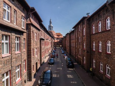 Tarihi Nikiszowiec Bölgesi Hava Aracı Görüntüsü. Nikiszowiec Malikanesi 'nin hava aracı görüntüsü. Katowice 'deki İkonik Kırmızı Tuğla Mimarisi ve Eşsiz Madencilik Yerleşimi Nefes Kesen Manzarası