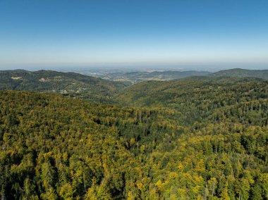 Beskid dağ sıraları. Beskid Maly Poland.Beskid Maly 'deki Rzyki köyünün insansız hava aracı görüntüsü. Potrojna tepesi ve kertenkele gronu. Polonya' nın Rzyki kentindeki Czarny gron kayak merkezi..