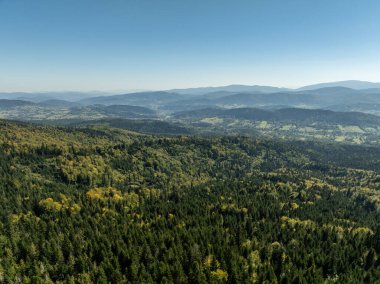 Beskid dağ sıraları. Beskid Maly Poland.Beskid Maly 'deki Rzyki köyünün insansız hava aracı görüntüsü. Potrojna tepesi ve kertenkele gronu. Polonya' nın Rzyki kentindeki Czarny gron kayak merkezi..