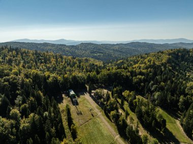 Beskid dağ sıraları. Beskid Maly Poland.Beskid Maly 'deki Rzyki köyünün insansız hava aracı görüntüsü. Potrojna tepesi ve kertenkele gronu. Polonya' nın Rzyki kentindeki Czarny gron kayak merkezi..