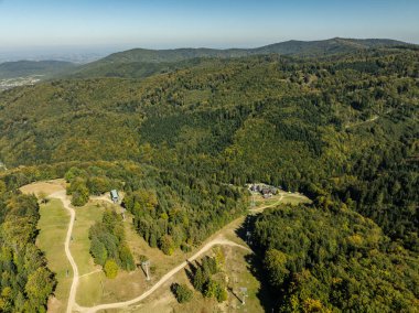 Beskid dağ sıraları. Beskid Maly Poland.Beskid Maly 'deki Rzyki köyünün insansız hava aracı görüntüsü. Potrojna tepesi ve kertenkele gronu. Polonya' nın Rzyki kentindeki Czarny gron kayak merkezi..