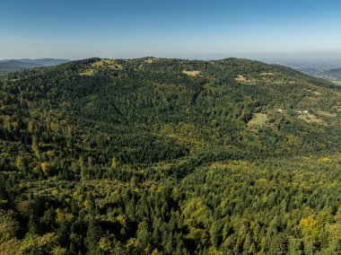 Beskid dağ sıraları. Beskid Maly Poland.Beskid Maly 'deki Rzyki köyünün insansız hava aracı görüntüsü. Potrojna tepesi ve kertenkele gronu. Polonya' nın Rzyki kentindeki Czarny gron kayak merkezi..