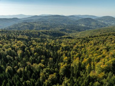 Beskid dağ sıraları. Beskid Maly Poland.Beskid Maly 'deki Rzyki köyünün insansız hava aracı görüntüsü. Potrojna tepesi ve kertenkele gronu. Polonya' nın Rzyki kentindeki Czarny gron kayak merkezi..