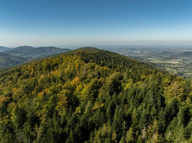Beskid dağ sıraları. Beskid Maly Poland.Beskid Maly 'deki Rzyki köyünün insansız hava aracı görüntüsü. Potrojna tepesi ve kertenkele gronu. Polonya' nın Rzyki kentindeki Czarny gron kayak merkezi..