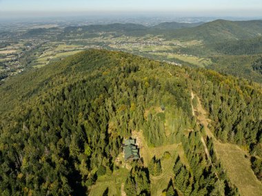 Beskid dağ sıraları. Beskid Maly Poland.Beskid Maly 'deki Rzyki köyünün insansız hava aracı görüntüsü. Potrojna tepesi ve kertenkele gronu. Polonya' nın Rzyki kentindeki Czarny gron kayak merkezi..