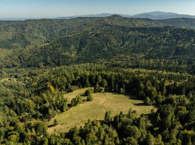 Beskid dağ sıraları. Beskid Maly Poland.Beskid Maly 'deki Rzyki köyünün insansız hava aracı görüntüsü. Potrojna tepesi ve kertenkele gronu. Polonya' nın Rzyki kentindeki Czarny gron kayak merkezi..